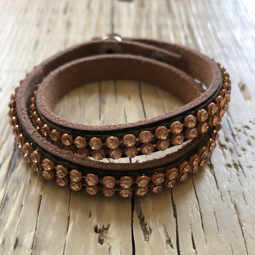 Leather bracelet with rose gold stones